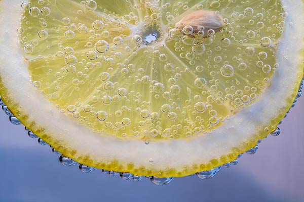 Топ-10 причин начать день с теплой воды с лимоном