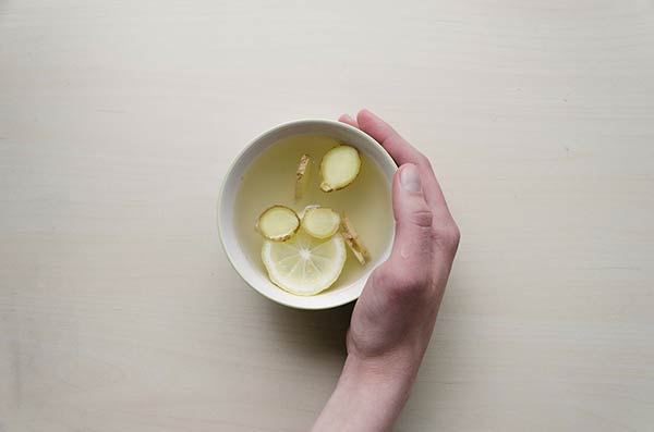 Топ-10 причин начать день с теплой воды с лимоном